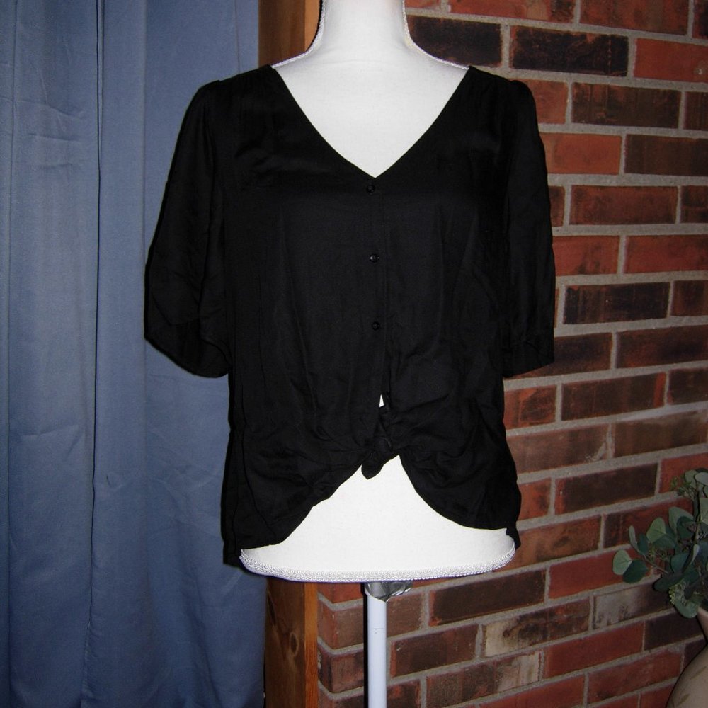 Hinge Black Tie Front Top S